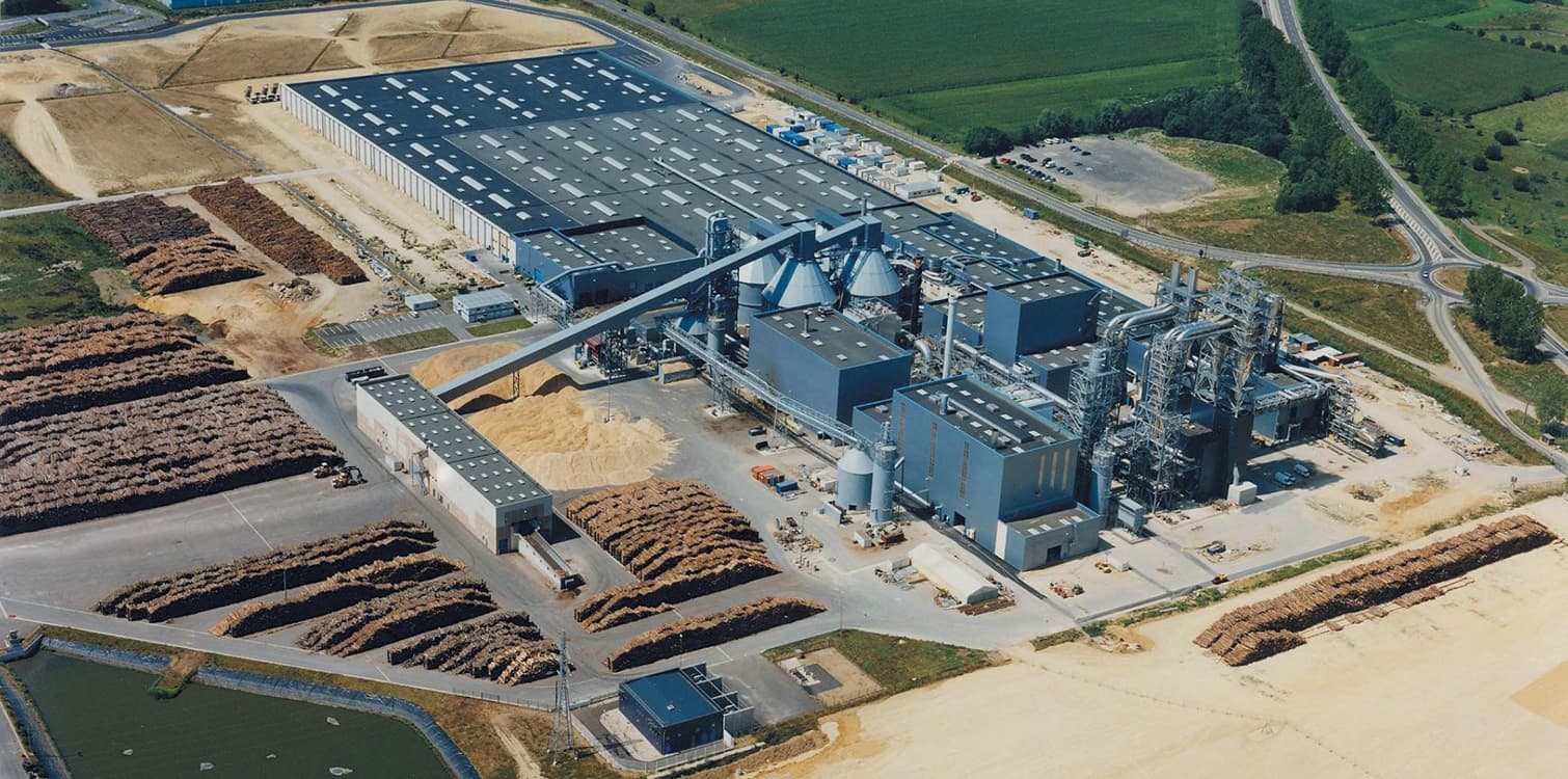 Vue aérienne de la plus grande usine de recyclage de panneaux MDF au monde sur notre site de Bazeilles